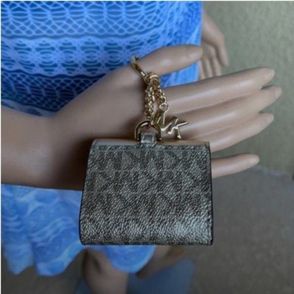 Michael Kors Jet Set Travel AirPod Case - Picture 8 of 14